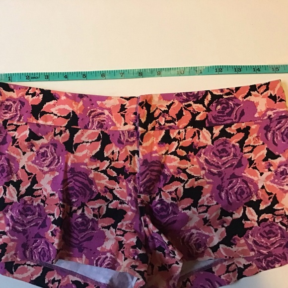 NWOT Flower Pattern Shorts - Picture 7 of 8